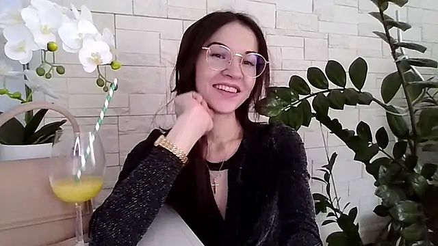 JuliaLovely online show from February 19, 2026, 2:46 pm
