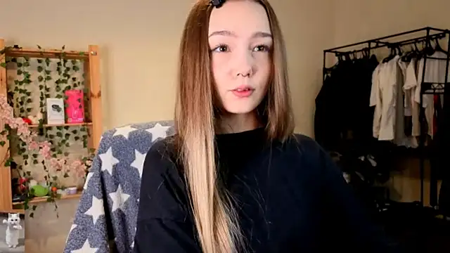 HoneyComfy online show from April 11, 2026, 2:21 pm