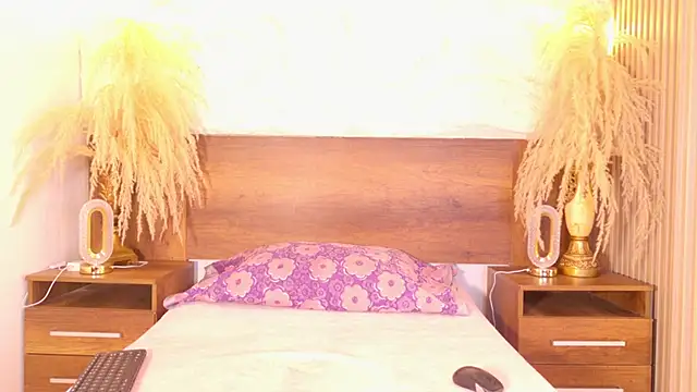 mollyjackson  online show from April 19, 2026, 12:59 pm