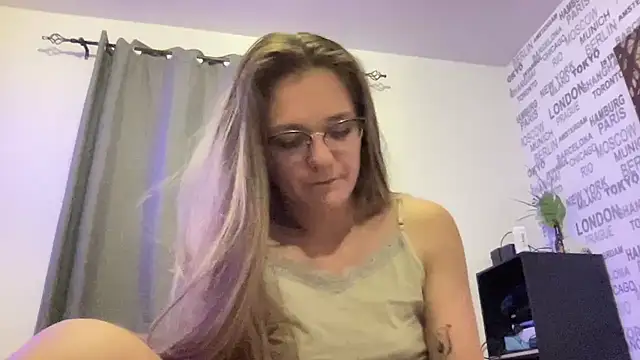 Ninafrisson online show from March 22, 2026, 9:18 pm