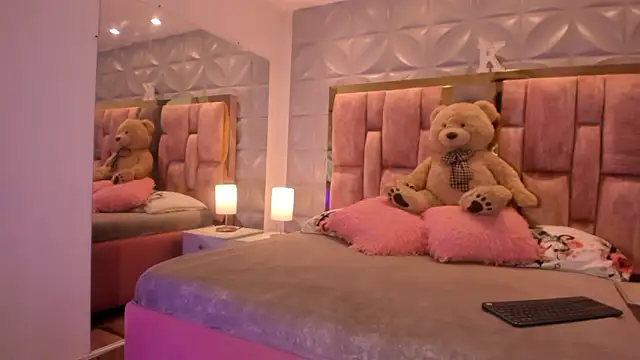 Paris Velvet online show from February 11, 2026, 9:53 pm