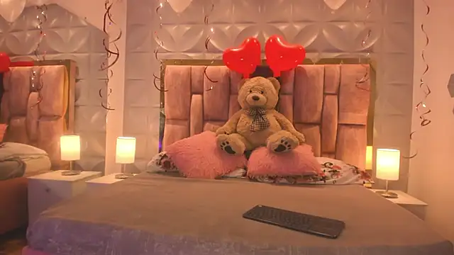 Paris Velvet online show from February 15, 2026, 11:12 pm