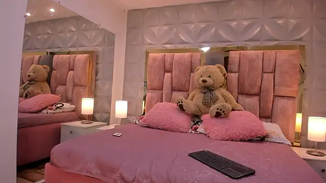 Paris Velvet online show from March 2, 2026, 11:22 pm