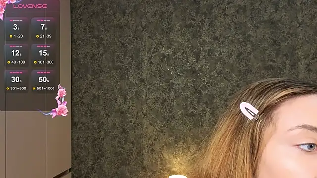 AuraM00n online show from April 19, 2026, 10:01 pm