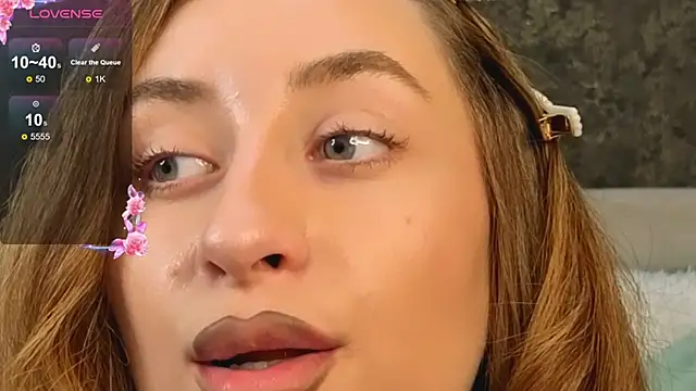 AuraM00n online show from April 21, 2026, 2:51 am