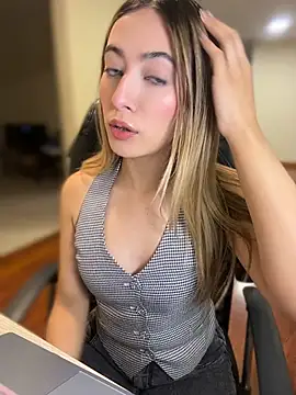 kloe  t18 online show from July 24, 2026, 4:27 pm