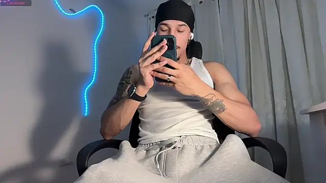 rafael stone11 online show from April 22, 2026, 2:03 am