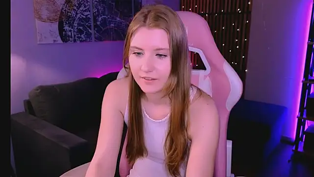 Caroline Desire  online show from March 29, 2026, 7:52 am