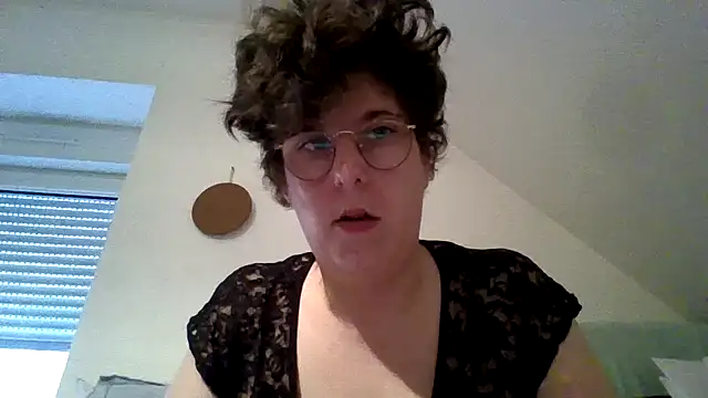 OIseauNoir88 online show from February 10, 2026, 9:02 am