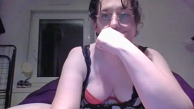 OIseauNoir88 online show from April 3, 2026, 7:34 pm