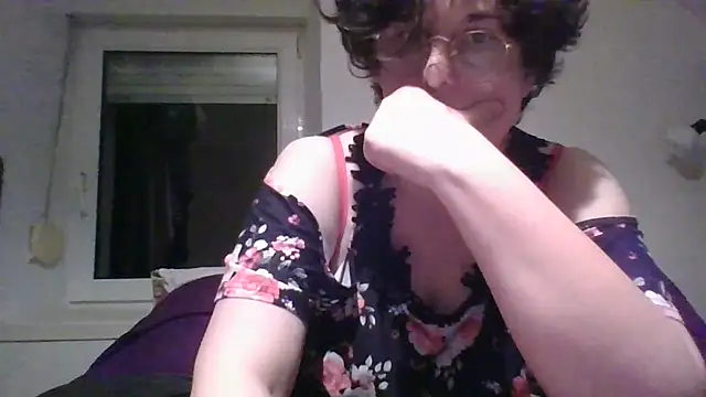 OIseauNoir88 online show from April 4, 2026, 7:33 pm