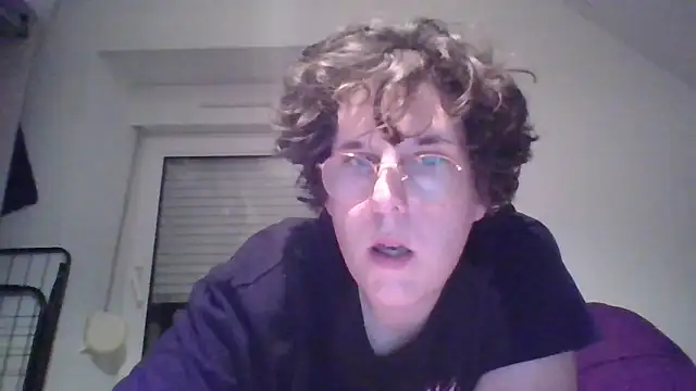 OIseauNoir88 online show from April 5, 2026, 8:17 pm