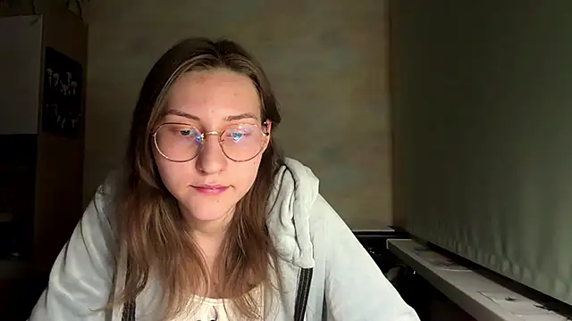 Snapshot of Miaaa_Moon chatting on May 13, 2026, 5:32 pm Miaaa Moon online show from May 13, 2026, 5:32 pm
