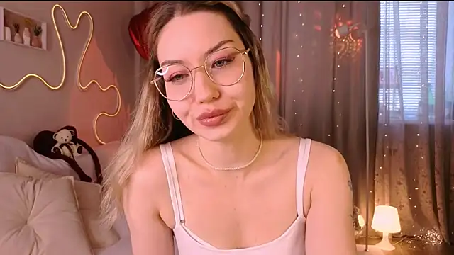 lusciousslily online show from March 4, 2026, 4:29 am