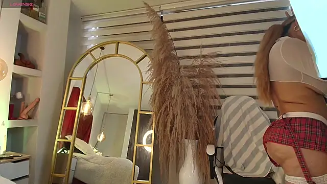 NahomiRoss online show from April 18, 2026, 12:42 pm