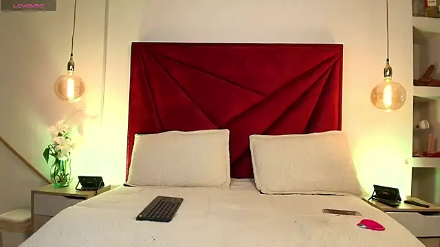 NahomiRoss online show from April 21, 2026, 12:44 pm