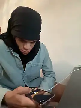 Snapshot of LongPanter04 chatting on March 15, 2026, 10:05 pm LongPanter04 online show from March 15, 2026, 10:05 pm