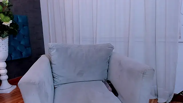 LunnaMoretti online show from April 18, 2026, 1:59 pm