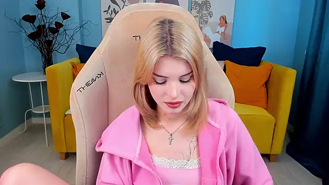 ScarletBlackwood online show from April 21, 2026, 4:52 am