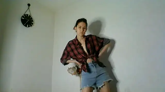 NickiKisinger online show from April 21, 2026, 5:14 am