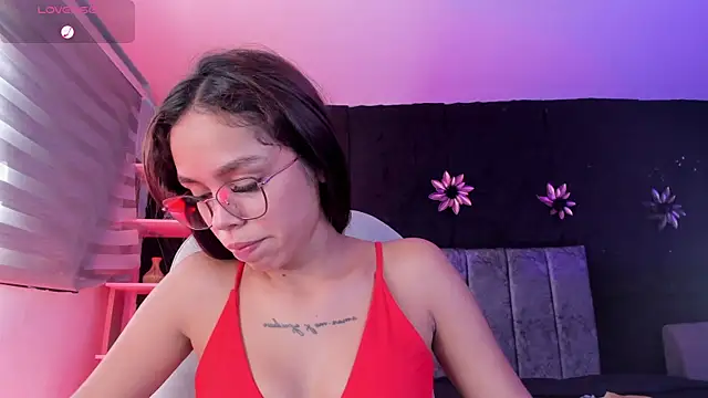 CarolineFyre online show from April 18, 2026, 7:07 pm