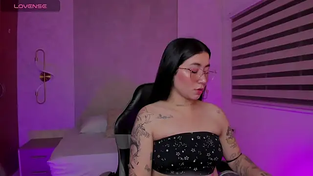Snapshot of charlottee27_ chatting on May 14, 2026, 2:07 am charlottee27 online show from May 14, 2026, 2:07 am