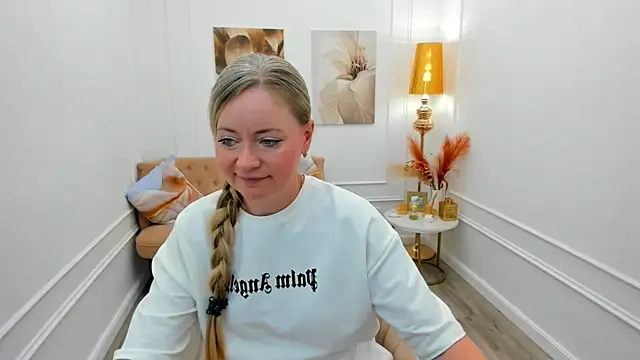CharlotteKerti online show from June 19, 2026, 12:31 pm