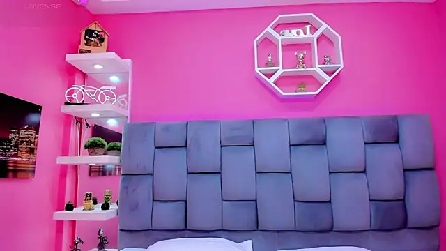 ManuelaJohnson online show from April 12, 2026, 12:43 pm