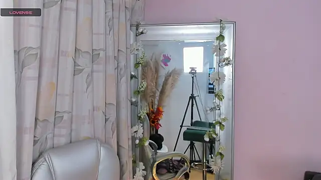 Snapshot of Sylvara_bx chatting on July 16, 2026, 12:00 pm Sylvara bx online show from July 16, 2026, 12:00 pm