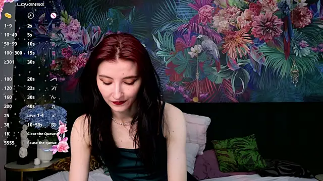 NicoleLuxe online show from April 21, 2026, 6:23 pm