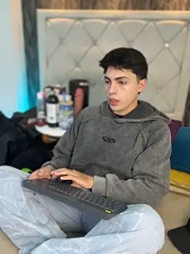 Samu Hott online show from April 8, 2026, 8:20 pm