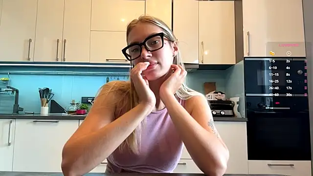 Snapshot of SoftnessMila chatting on June 1, 2026, 1:18 am SoftnessMila online show from June 1, 2026, 1:18 am