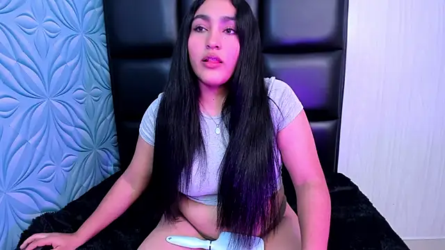 Lya dubois  online show from February 5, 2026, 8:46 pm