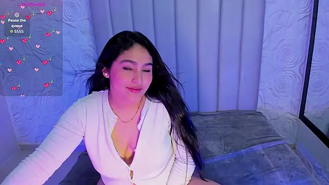 Lya dubois  online show from April 19, 2026, 1:32 pm