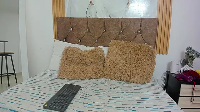 Candyfox2606 online show from February 14, 2026, 5:43 pm