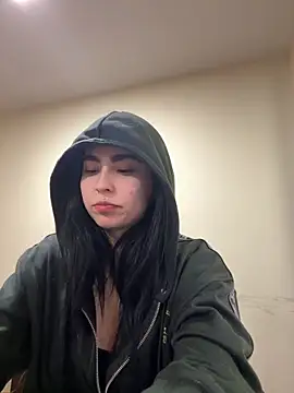 Sara Fernandez  online show from April 20, 2026, 1:58 pm