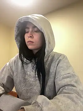 Sara Fernandez  online show from April 21, 2026, 2:45 pm