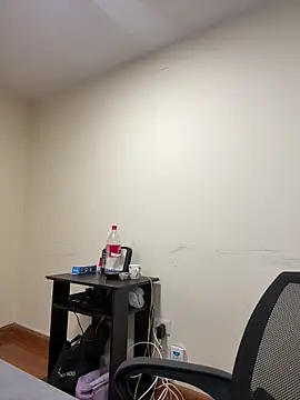 Sara Fernandez  online show from April 22, 2026, 1:45 pm