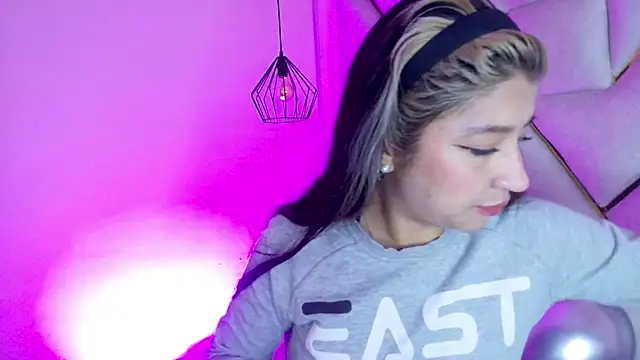 Dahiana Dmour  online show from February 5, 2026, 12:21 pm