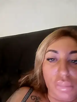 MiaMooly online show from December 1, 2025, 3:39 pm