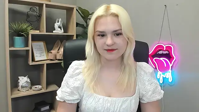 SweetLilyxo online show from May 13, 2026, 6:33 am