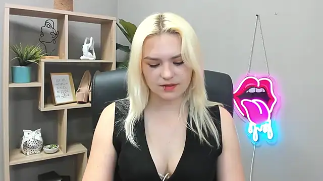 SweetLilyxo online show from May 26, 2026, 6:42 am