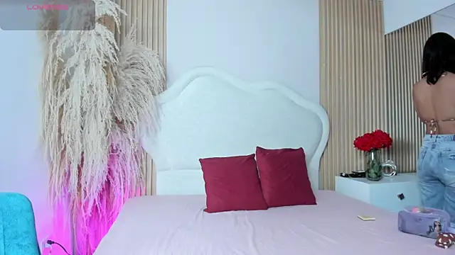 rebeca taylor online show from February 6, 2026, 3:22 am