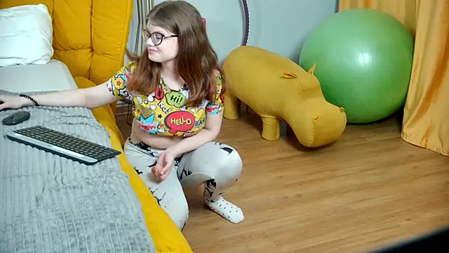 ChloeHalses online show from April 21, 2026, 5:14 am