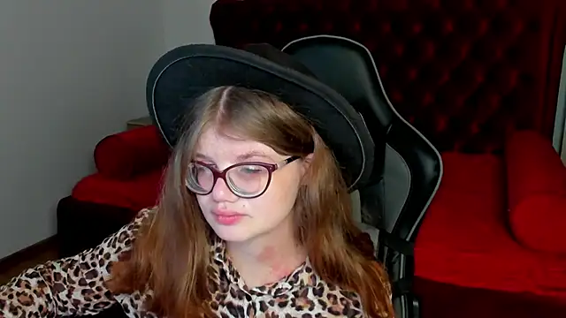 ChloeHalses online show from April 22, 2026, 5:10 am