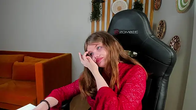 ChloeHalses online show from June 6, 2026, 4:06 am