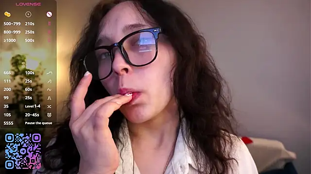 HannaHayles online show from April 21, 2026, 1:42 am