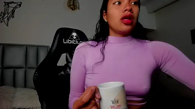 Julieta Parker online show from April 22, 2026, 4:15 am