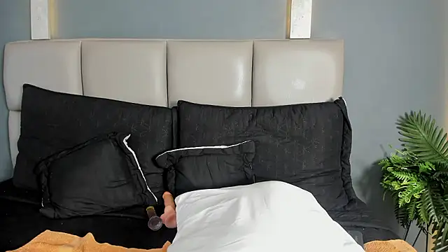 FemNoa online show from March 4, 2026, 1:50 pm