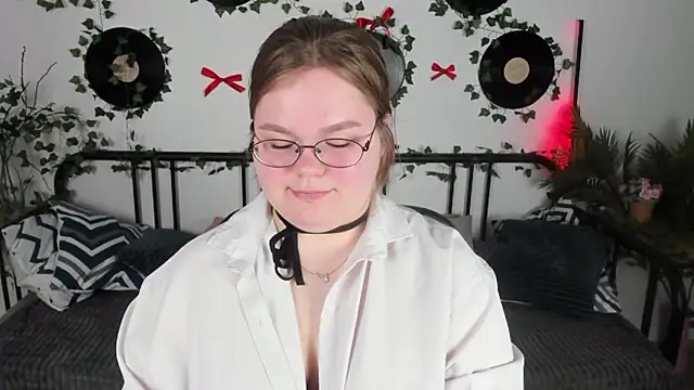 MaryFloree online show from March 11, 2026, 10:10 am